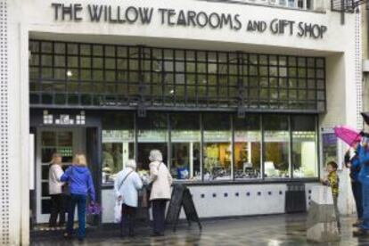 Entrada a The Willow Tearooms and Gift Shop, edificio proyectado por el arquitecto Charles Rennie Mackintosh en 1903, en Glasgow (Escocia).