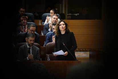 La presidenta de la Comunidad de Madrid, Isabel Díaz Ayuso, interviene durante un pleno en la Asamblea de Madrid, a 21 de noviembre de 2024.