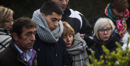 El padre, el hermano y la madre de la víctima, en una concentración de repulsa en su pueblo, Boqueixón (A Coruña), el 19 de diciembre de 2016.