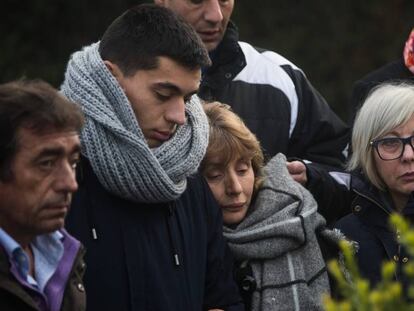 El padre, el hermano y la madre de la víctima, en una concentración de repulsa en su pueblo, Boqueixón (A Coruña), el 19 de diciembre de 2016.