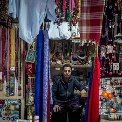 Murat Demirci vende souvenir tradicionales turcos en el Gran Bazar de Estambul (Turquía).