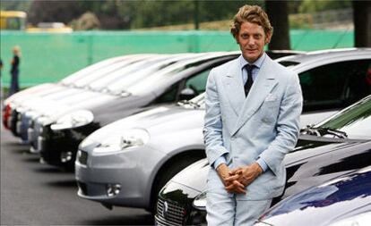 Lapo Elkann, directivo de FIAT y nieto de Giovanni Agnelli, posa ante el Fiat Punto, en Turín.