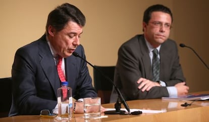 Ignacio González (l) and Javier Fernández Lasquetty this afternoon.