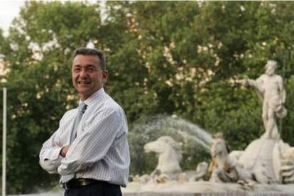 Paulino Rivero, delante de la fuente de Neptuno en Madrid, a la que estuvo a punto de subirse para demostrar su alma <i>colchonera</i>.