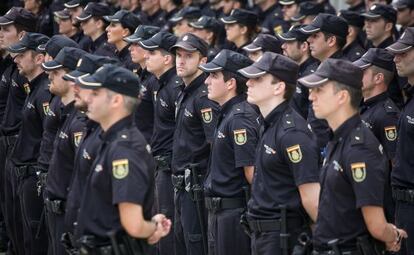 Una imagen de archivo de miembros del CNP en un acto en Barcelona.