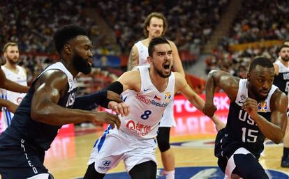 Tomas Satoransky, entre Brown y Kemba Walker.