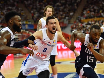 Tomas Satoransky, entre Brown y Kemba Walker.