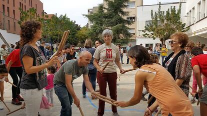 Actividades para toda la familia en la escuela Bisbat d'Ègara de Terrassa un día antes de la celebración del referéndum independentista catalán.