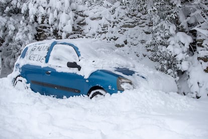 La nieve sepulta a varios vehículos que permanecen estacionados, este miércoles en Pedrafita do Cebreiro.