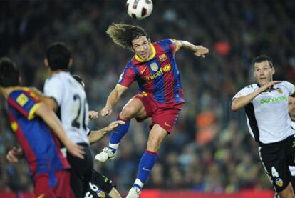 Puyol cabecea la pelota y logra el gol decisivo en el Camp Nou.