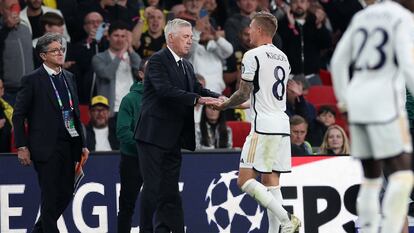Carlo Ancelotti saluda a Toni Kroos cuando lo sustituye en la final de la Champions.