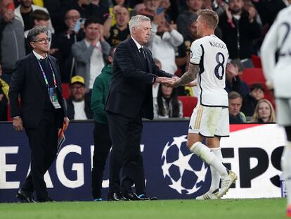 Carlo Ancelotti saluda a Toni Kroos cuando lo sustituye en la final de la Champions.