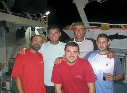 Parte de la tripulación secuestrada a bordo del <i>Alakrana</i>, el atunero apresado hace 39 días.
