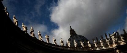 La cúpula de San Pedro se yergue tras la columnata de Bernini.