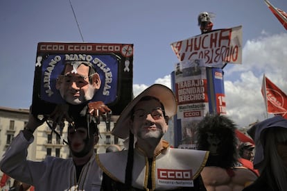 Un manifestante, disfrazado de Rajoy, durante la manifestación del Primero de Mayo en Pamplona.