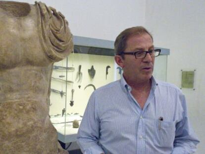 Fernando Amores junto al torso de Claudio, en el Arqueológico de Sevilla.