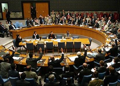 Los 15 miembros del Consejo de Seguridad de Naciones Unidas alzan la mano para respaldar la resolución, en Nueva York