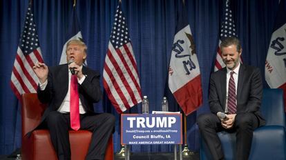 Donald Trump y Jerry Falwell Jr, el presidente de la Universidad Liberty, participan en un mitin.