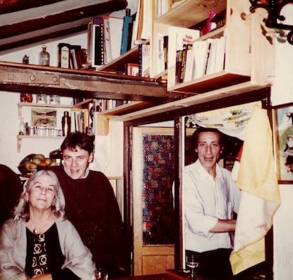 Carmen y Julián Oslé, en la casa de Luisa Martín y Joan Llaneras en la calle de Huertas, en Madrid. Fotografía incluida en el libro 'Carmiña. Correspondencia inédita de Carmen Martín Gaite-Julián Oslé'.