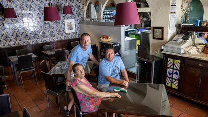 Los hermanos Bernardo (izquierda) y Carlos Sarrión, con la madre de ambos Ana Aranguren, en el restaurante La Lluna de Valencia, el pasado verano.