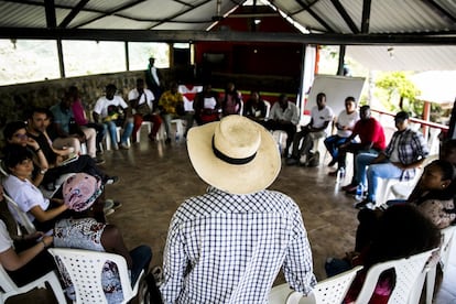 Otra de las reuniones en las que los principales representantes de los concejos de la región del norte del Valle del Cauca expusieron a las ONG y al representante del Ayuntamiento de Madrid las amenazas y la precariedad en la que viven estos vecinos cada día. Esta en concreto se celebró en la presa hidroeléctrica la Salvajina, cerca de Santander de Quilichao.