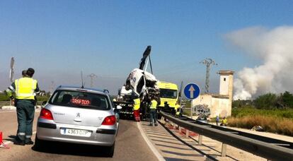 Una grúa carga la furgoneta accidentada en Museros.