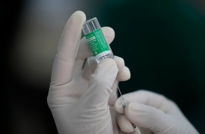Una enfermera prepara una dosis de la vacuna de AstraZeneca en Colombo, Sri Lanka, este viernes.