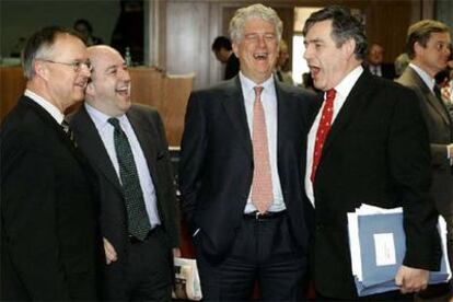 Hans Eichel, Joaquín Almunia, Caio Koch y Gordon Brown, en un descanso del Ecofin.