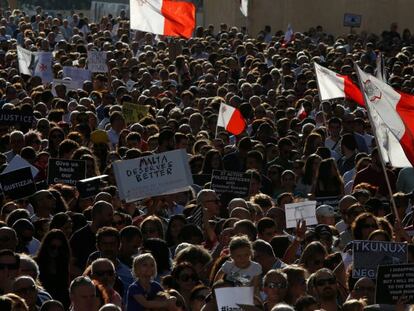 Malteses protestan contra el asesinato de Caruana Galizia, este domingo en La Valeta.