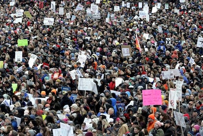 Milhares de manifestantes participam da manifestação em Chicago em apoio ao controle de armas.