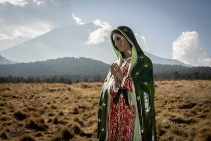 Entre las diversas peregrinaciones que salen de todos los estados, los peregrinos del Barrio de Santo Domingo, ubicado en el corazón de Puebla, recorren anualmente más de 130  kilómetros para llegar a la Basílica de Guadalupe. Los vecinos de este barrio han consolidado una familia alrededor de esta manda de fe que trasciende generaciones, pues José Roberto León 'El Meco', el más grande del barrio que ha caminado por El Paso de Cortés  por más de 40 años, acompaña a los más jóvenes que no llevan más de un año. Uno de los parajes más conocidos de las peregrinaciones es el Paso de Cortés, la brecha que existe entre los volcanes Popocatépetl e Iztaccíhuatl, más de 30 kilómetros de cerro, para cruzar de Puebla al Estado de México.