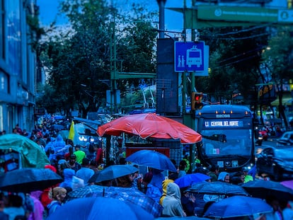 Cientos de personas, esperan poder cruzar Eje Central Lázaro Cárdenas en el Centro Histórico.