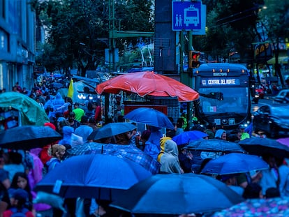 Cientos de personas, esperan poder cruzar Eje Central Lázaro Cárdenas en el Centro Histórico.