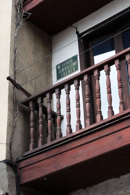 La avenida General¨ªsimo Franco conserva este nombre desde tiempos de la Dictadura. Es una de las principales arterias de la ciudad, en la que se concentra el mayor n¨²mero de bares y afluencia tur¨ªstica.