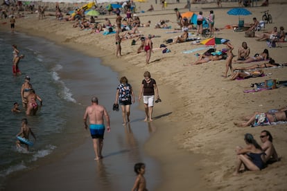 Primer día de mascarillas obligatorias en Catalunya, en las playas de Barcelona.