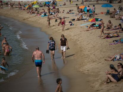 Primer día de mascarillas obligatorias en Catalunya, en las playas de Barcelona.
