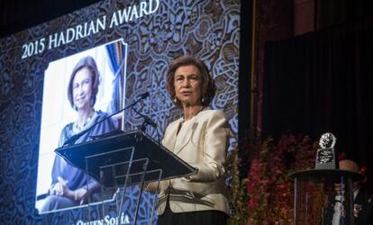 La reina Sof&iacute;a pronuncia un discurso tras recibir el premio 2015 Hadrian Award, en Nueva York.