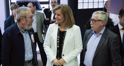 La ministra de Empleo, Fátima Báñez, entre los secretarios generales de UGT, Cándido Méndez, a la izquierda, y de CCOO, Ignacio Fernández Toxo