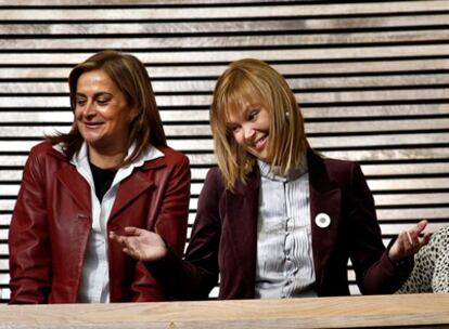 La secretaria de Organización del PSOE, Leire Pajín, esta mañana, en la tribuna de las Cortes Valencianas junto a la portavoz socialista en el Senado, Carmela Silva.