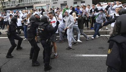 Aficionados del Legia se enfrentan a la policía en el Bernabéu.