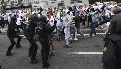 Aficionados del Legia se enfrentan a la polic&iacute;a en el Bernab&eacute;u.