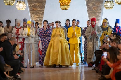 Los modelos participantes en el desfile de Leandro Cano en Jaén aplauden al final del mismo, el 6 de abril de 2022.