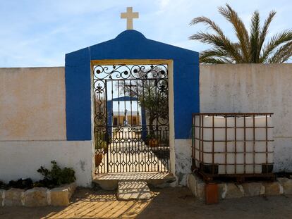 Entrada al cementerio de la isla alicantina de Tabarca.