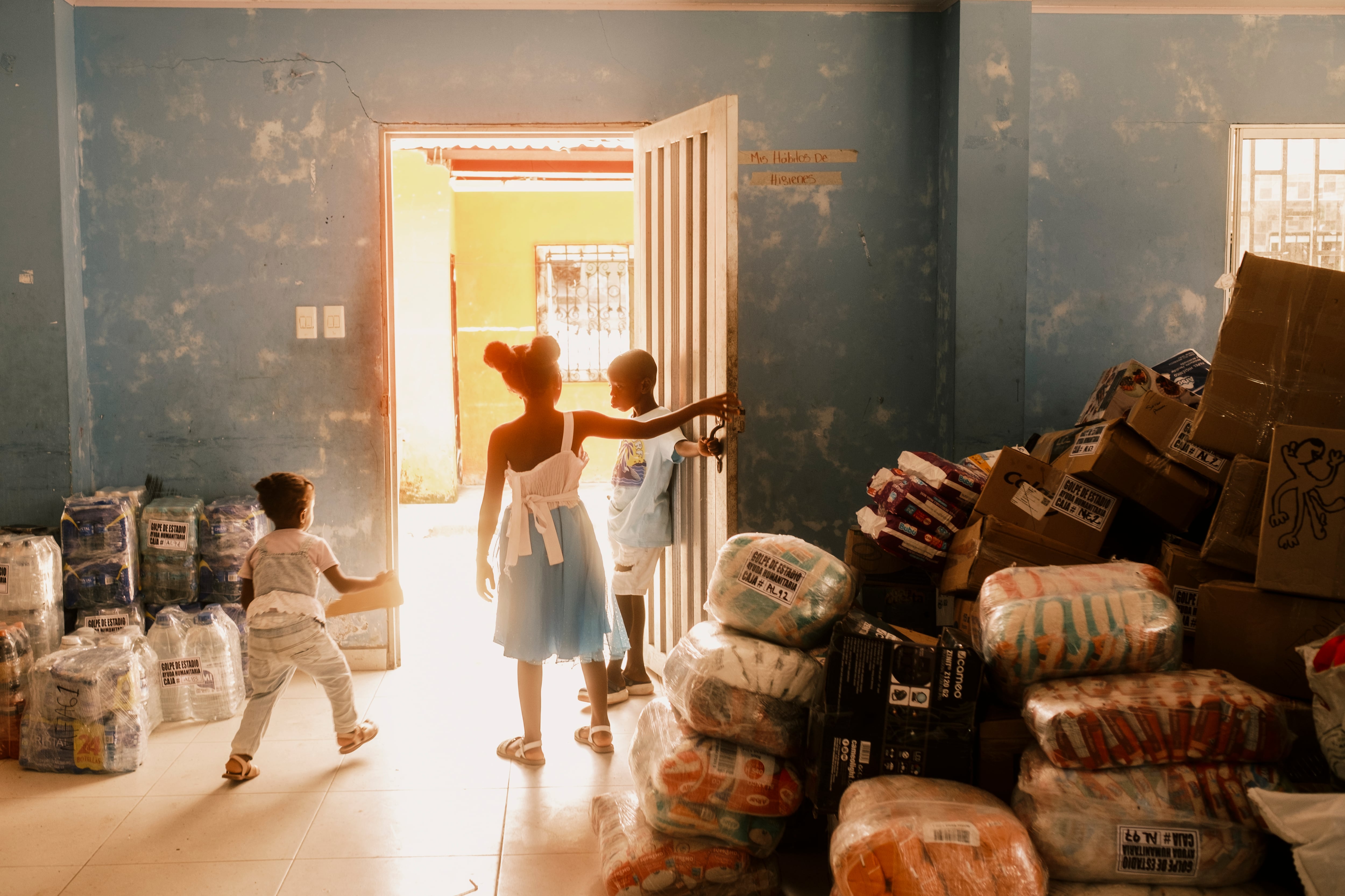 Niños desplazados de Sipí juegan cerca de la entrada de uno de los salones de Acadesan, en Istmina, Chocó.