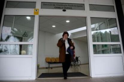 10.20. HOSPITAL DE A CORUÑA. La paciente sale del servicio de Oncología Radioterápica Camilo Veiras, en el Centro Oncológico de la capital coruñesa.