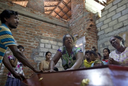 Familiares de las víctimas, ante el ataúd de uno de los fallecidos en el atentado de Sri Lanka.