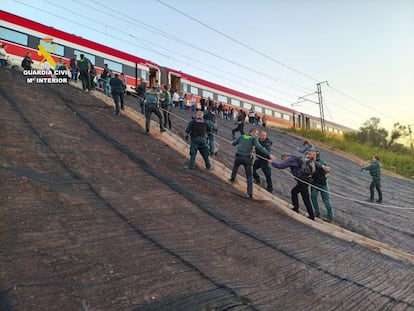 La Guardia Civil evacúa con cuerdas a 390 personas atrapadas en un tren entre Picanya y Xirivella (Valencia), este martes.