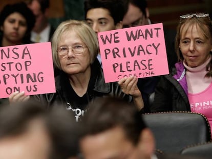 Protestas a favor de la privacidad en Internet ante una comparecencia de Richard Salgado, de Google, en un juicio, en Washington, en 2013.