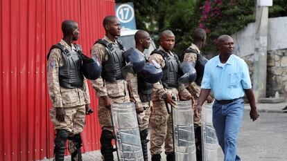 Un grupo de policías haitianos hace guardia en las horas previas a la ceremonia de constitución del nuevo consejo de transición en Haití el jueves