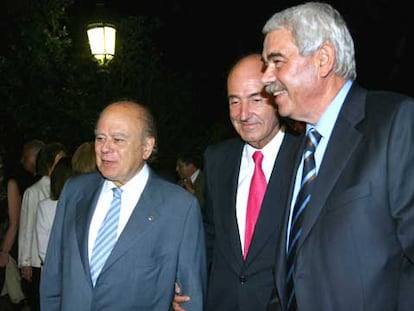 Miquel Roca, entre Pasqual Maragall y Jordi Pujol, al inicio del acto de homenaje.